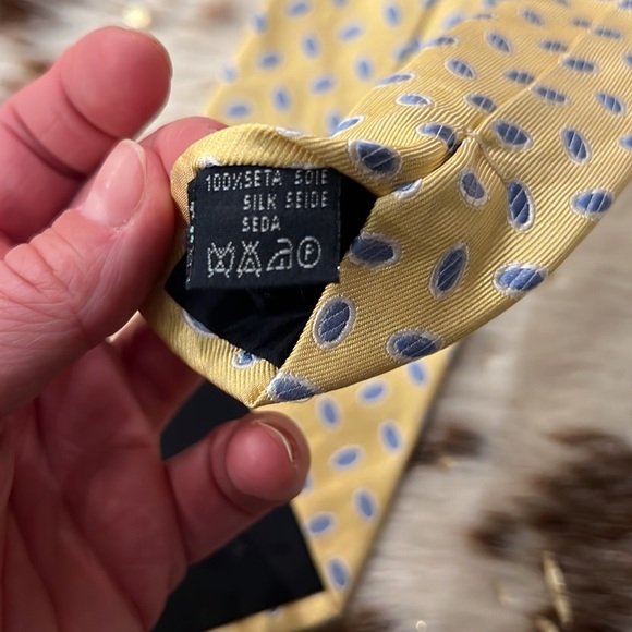 BURBERRY 💯% authentic yellow silk tie - Picture 4 of 5